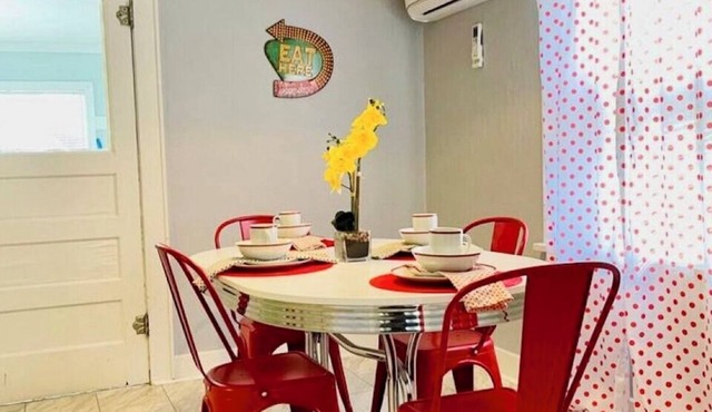 Cozy Retro Retreat in Honor Heights
