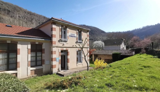 Cozy Riverside Cottage for 6 with Parking in Saint-Julien-des-Chazes