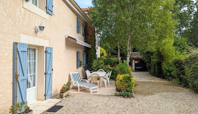 Cozy riverside cottage with Wi-Fi