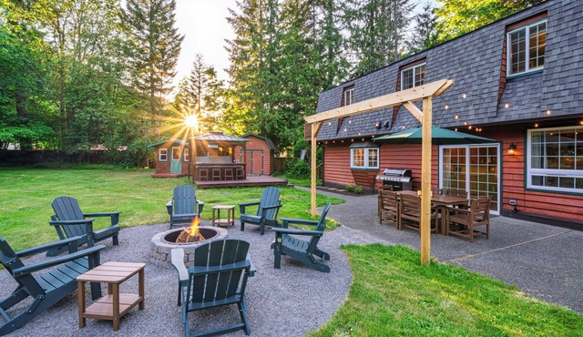 Cozy River Cabin - Sleeps 12 - Hot Tub - EV - Trails & Stevens Pass Nearby