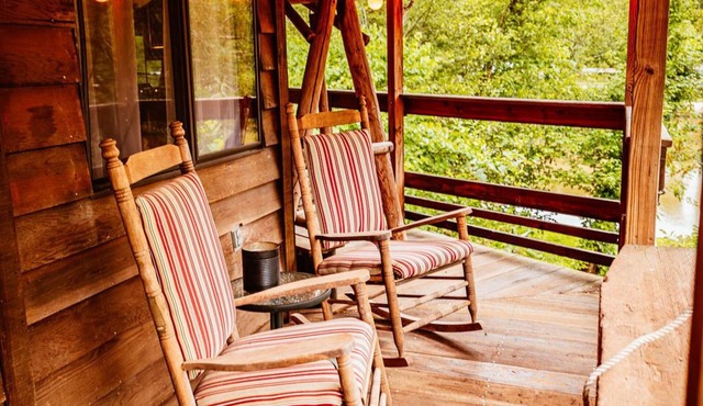 Cozy River Cabin in the Trees