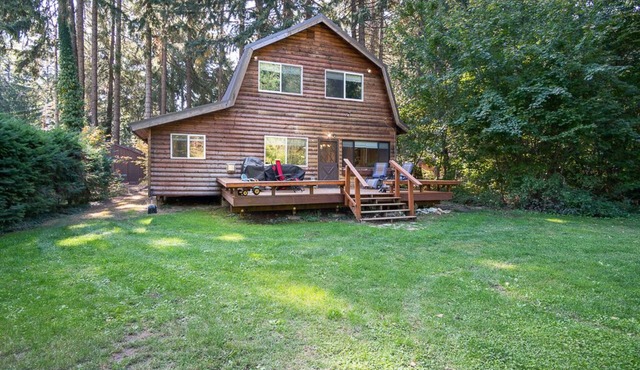 Cozy river-front home/cabin with beautiful mountain views