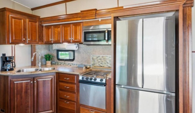 Cozy river front RV with WiFi and AC in lovely Savannah, TN.