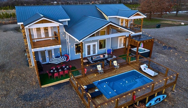 Cozy River Getaway W/Heated Pool, Pool Table, Kayaks, Fishing | EV