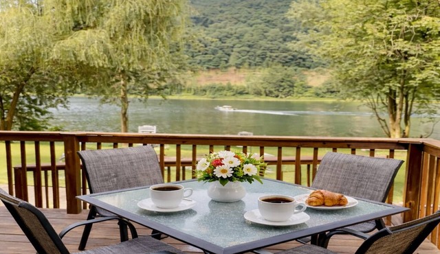 Cozy River Retreat-Gorgeous river views!