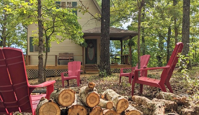 Cozy river retreat with scenic view. Close to outfitters for floating & fishing!