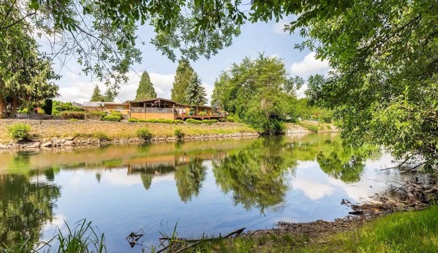Cozy River/Waterfront home with a Private Beach