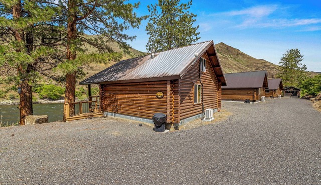 Cozy Riverfront Cabin, Full Kitchen, Sandy Beach Area, Pet Friendly!