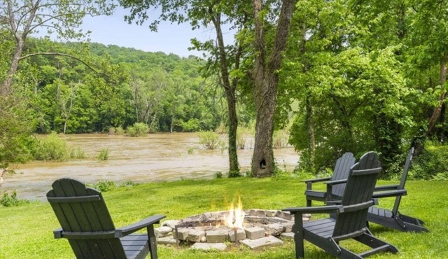 Cozy Riverfront Cabin #1 on the James River! Sleeps 4, #1 of 5 Cabins