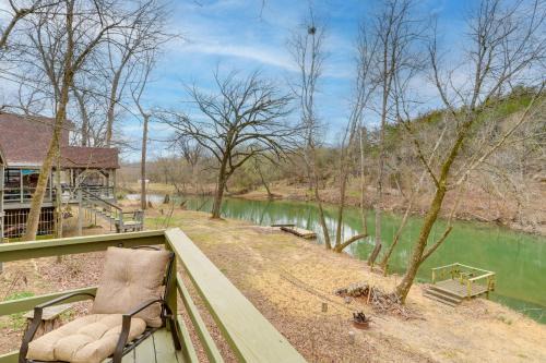 Cozy Riverfront Cabin ~ 2 Mi to Main Street Hardy