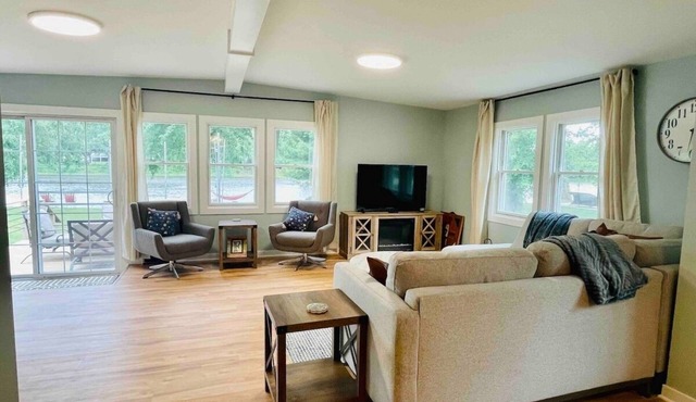 Cozy Riverfront Cabin: Parks,Kayaks& Island Charm