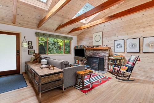 Cozy Riverfront Cabin with Dock Fire Pit & Dogs OK