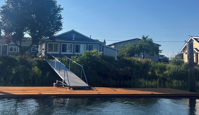 Cozy riverfront getaway with newly rebuilt private dock & pickleball court