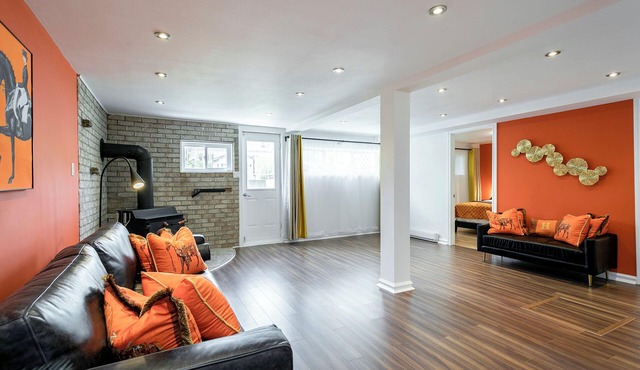 Cozy riverfront home with pool, close to everything 25min to Montreal DT