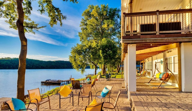 Cozy Riverfront House with Private Dock with Stunning Views and Fast Wi‑Fi