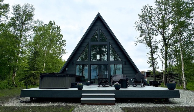 Cozy riverfront retreat with HOT TUB! Just 5 minutes from downtown Palmer.