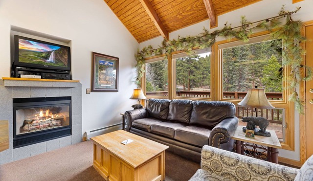 Cozy Riverfront Suite Fireplace Close to RMNP