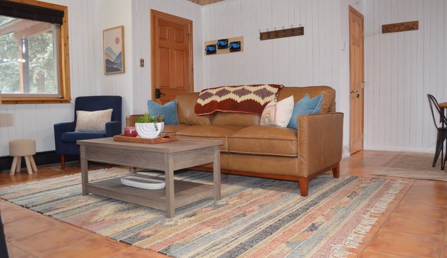 Cozy riverfront condo 4 miles from ski lifts