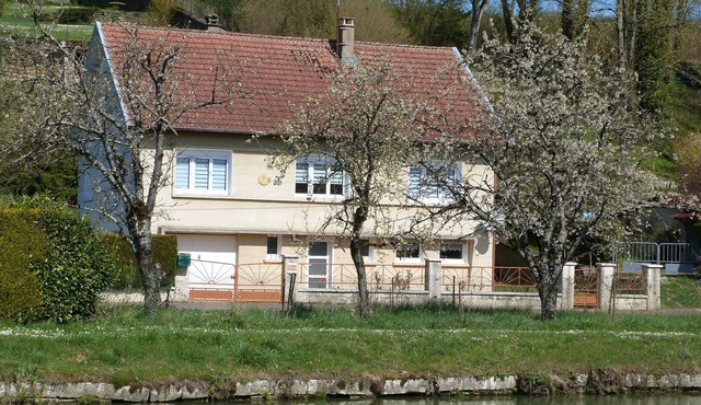 Cozy Riverside Gîte with Terrace, Near Verdun Sites and Outdoor Activities
