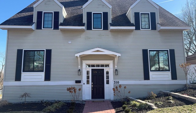 Cozy riverside 1-bedroom retreat in uptown Maumee!