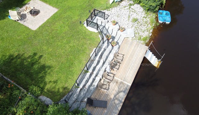 Cozy Riverside Retreat (child and pet friendly)