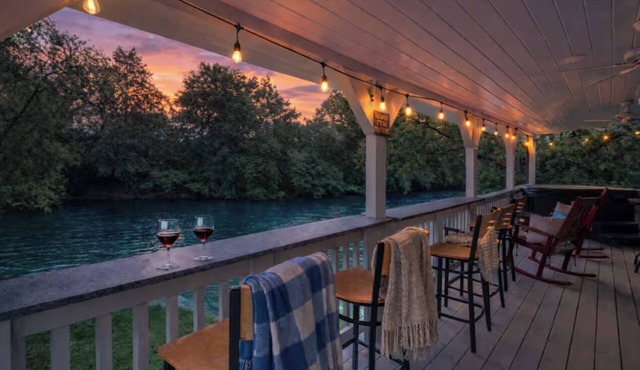 Cozy riverside cabin, hottub, fire-pit, fishing, tubing, relaxing