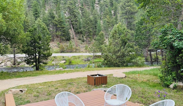 Cozy RIverside Cabin in Drake- 2 miles to Estes Park!