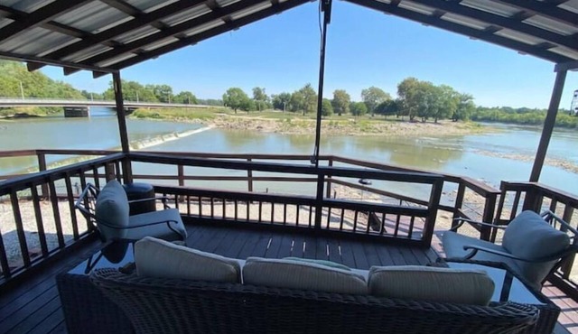 Cozy riverside cabin on the Neosho river