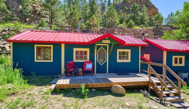 Cozy Riverside Cabin — Romantic Couples Retreat