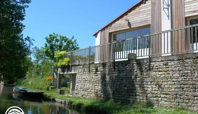 Cozy Riverside Cottage with Canoes, Terrace & Garden in Charming Damvix