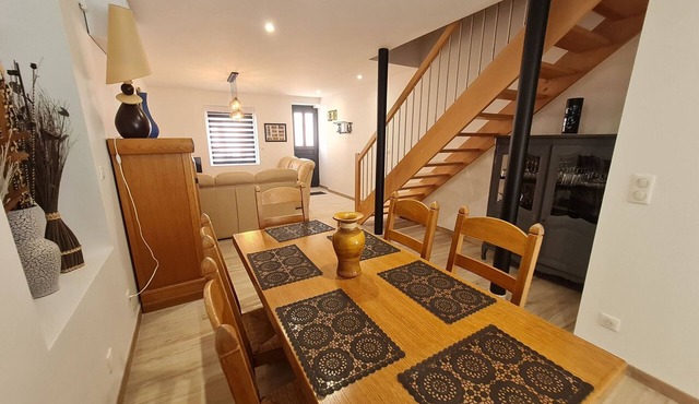Cozy Riverside Getaway: 3-Bed Home with Balcony, Modern Amenities, Near Lakes & Skiing