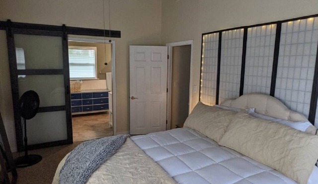 Cozy riverside lodge on the edge of Bradenton and Sarasota