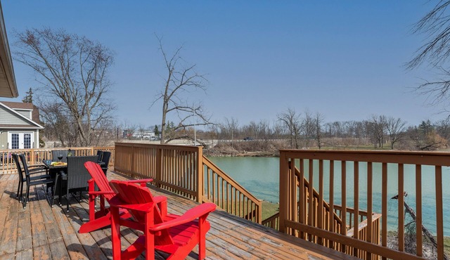 Cozy Riverside Retreat★Pet Friendly★Sauna★King Bed