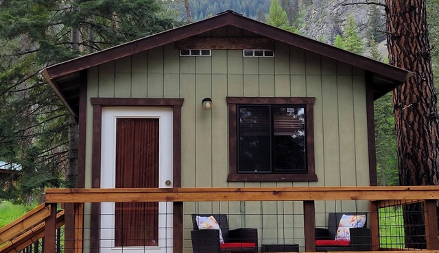 Cozy Riverside Retreat - Baree Bunkhouse