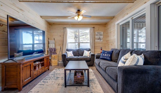 Cozy Riverview Getaway: 3BR, Hot Tub, pets welcome!