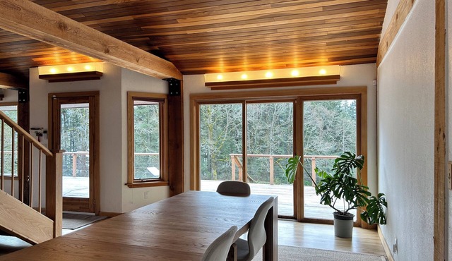 Cozy riverview lodge in Stevenson w/AC & WiFi — Sleeps 12