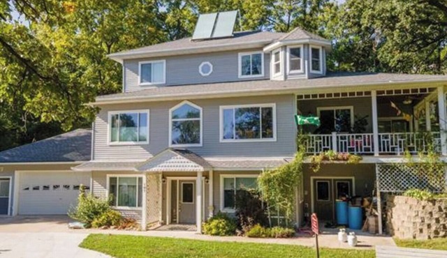 Cozy Riverview Retreat