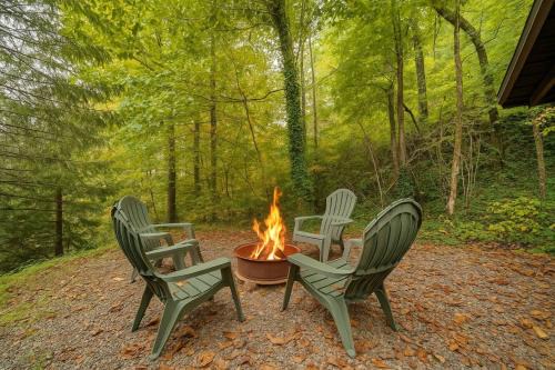 Cozy Robbinsville Cabin Views Covered Balcony