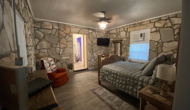 Cozy Rock Cottage w/awesome bathroom in town (pet friendly)