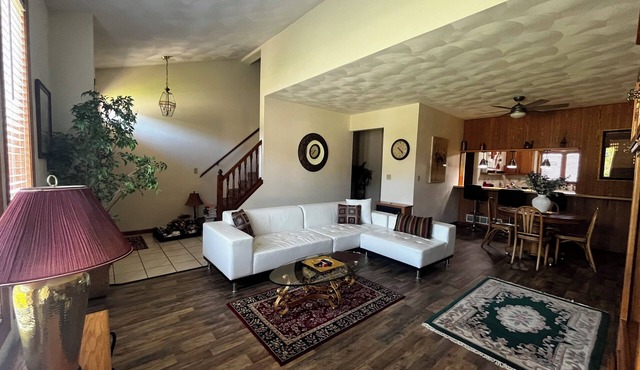 Cozy Rockford Retreat-Spacious 3-level townhome in Rockford, just off Alpine Rd