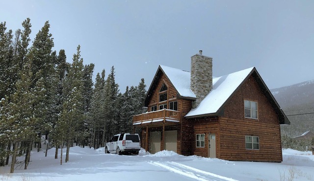Cozy Rocky Mnt. Chalet/Spa, private lake, close to Denver, RedRocks, Outdoor fun