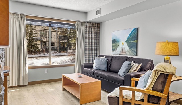 Cozy Rocky Mountain Getaway with Hot Tub! Pet Friendly & Newly Updated!