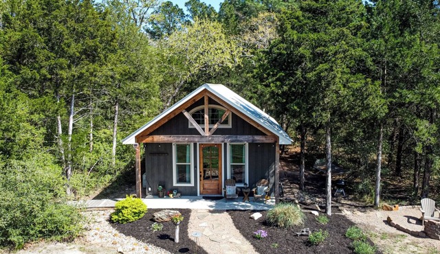 Cozy, romantic 1 bedroom cottage near Smithville