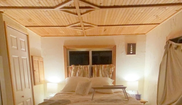Cozy & Romantic at Branch Cottage