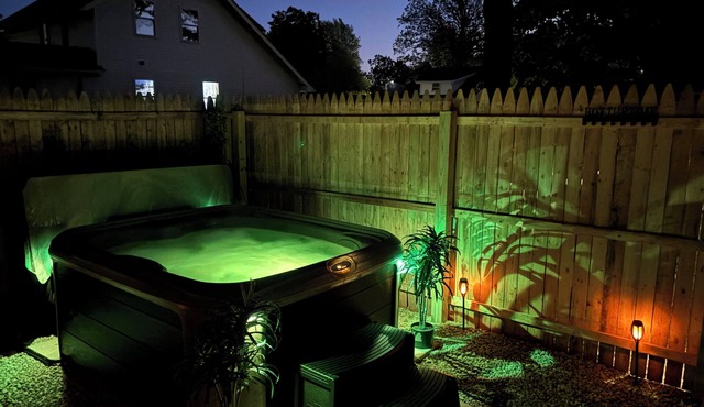 Cozy Romantic Beachy Bungalow with Relaxing Hot Tub-3 min walk to Lake Erie