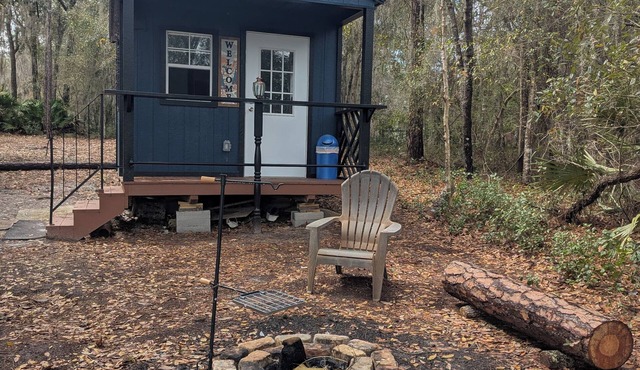 *Cozy Romantic Cabin, Hammock + Fire Pit with free parking & Pet-Friendly*