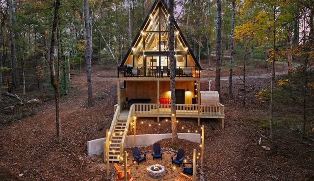 Cozy Romantic Cabin, Relaxing Sauna, Hot Tub, Fire Pit, and Scenic Views
