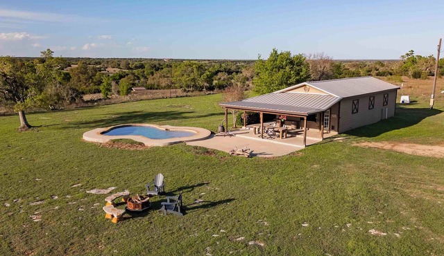 Cozy, Romantic Country Escape With Pool & Sunset!