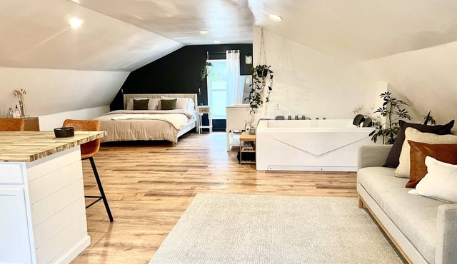 cozy romantic getaway private woody area 5 mins from hiking trails