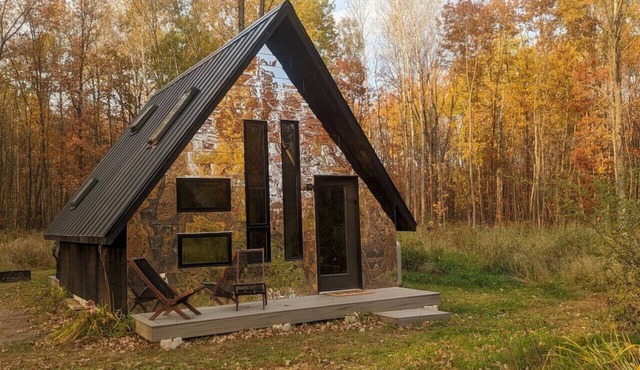 Cozy+Romantic modern A-Frame-4 acres w/fireplace